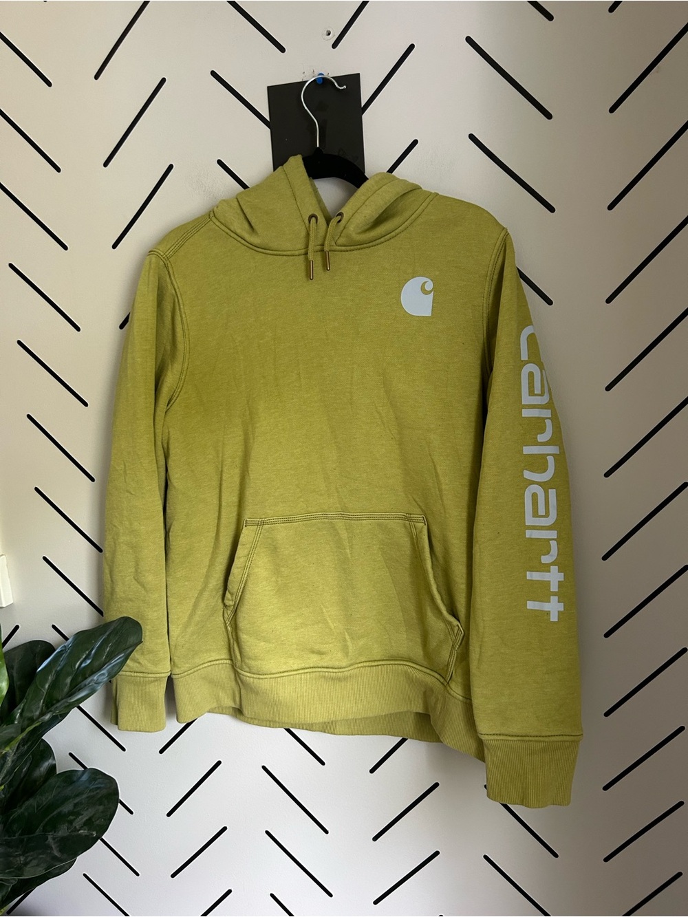 Carhartt Women's Iconic Clarksburg Logo Sweatshirt relaxed fit